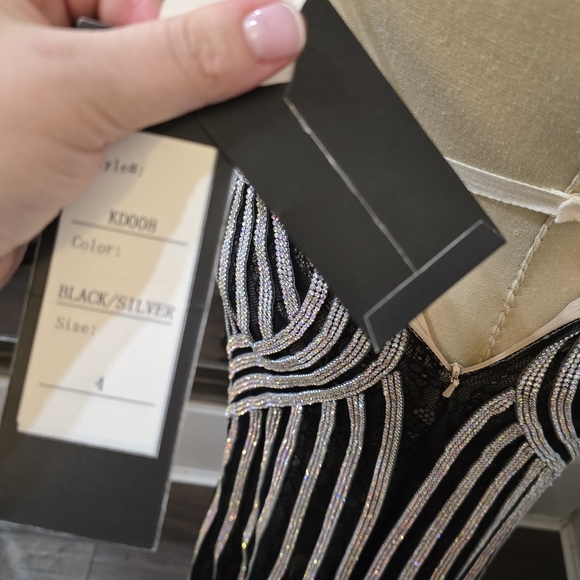 Stunning special occasion sequence gown - Picture 16 of 16